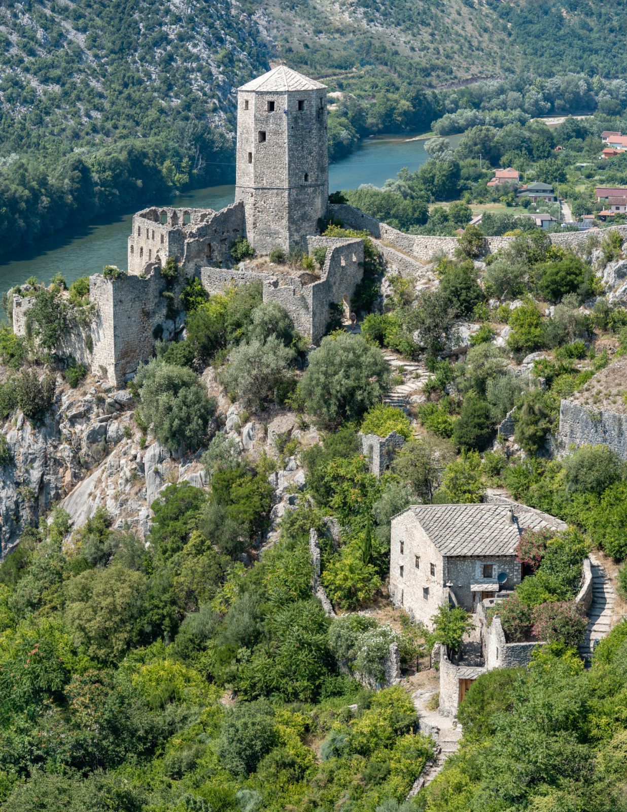 Počitelj nad řekou Neretvou.