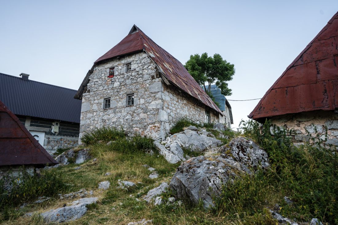 Ve středu vesnice.