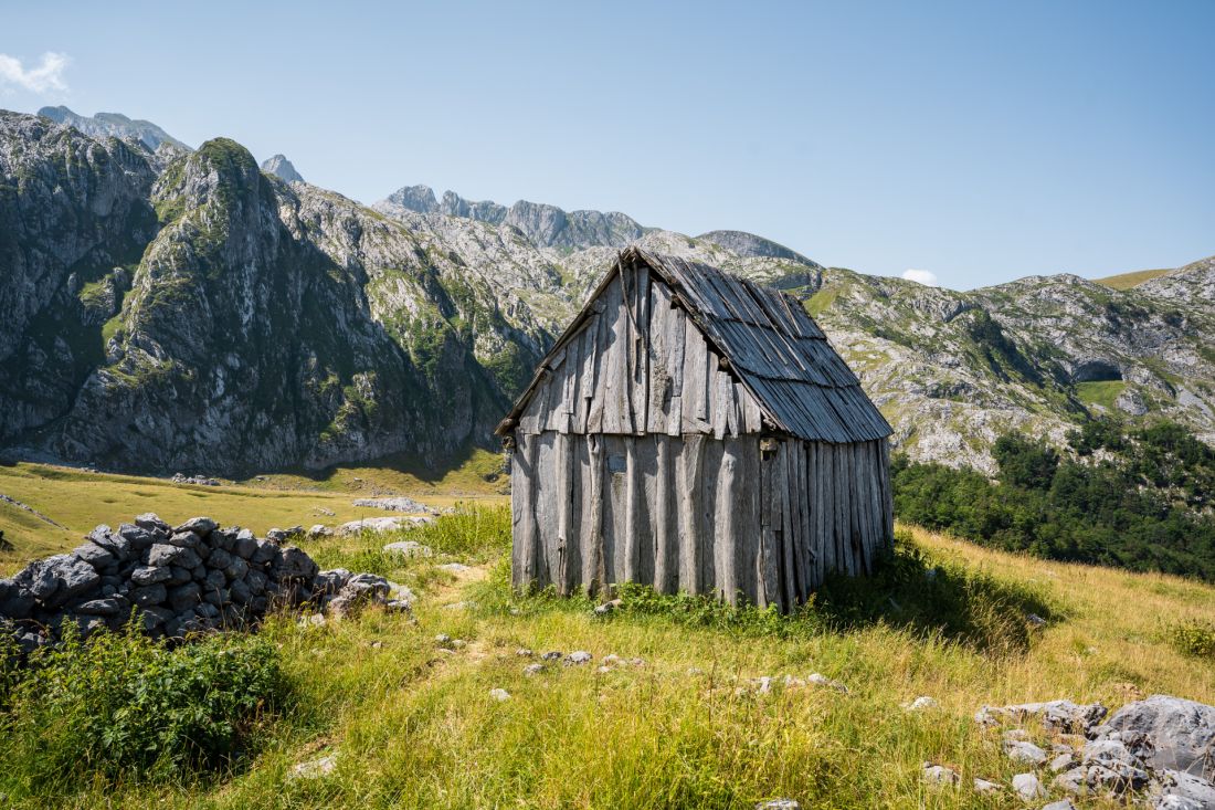 Salaš na úpatí hor.