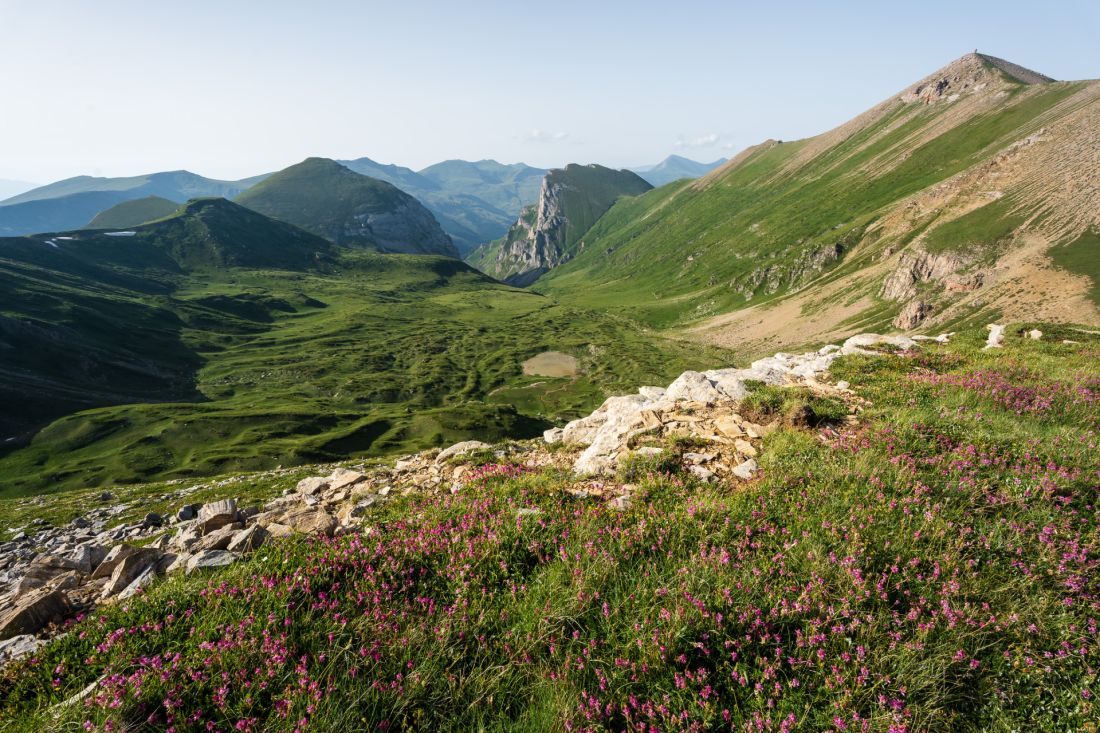 Zakalené Krivošijsko Ezero pod nejvyšším vrcholem.