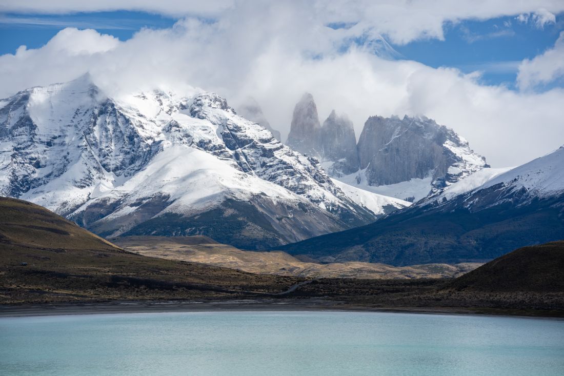 Laguna Amarga a první pohledy na Torres del Paine.