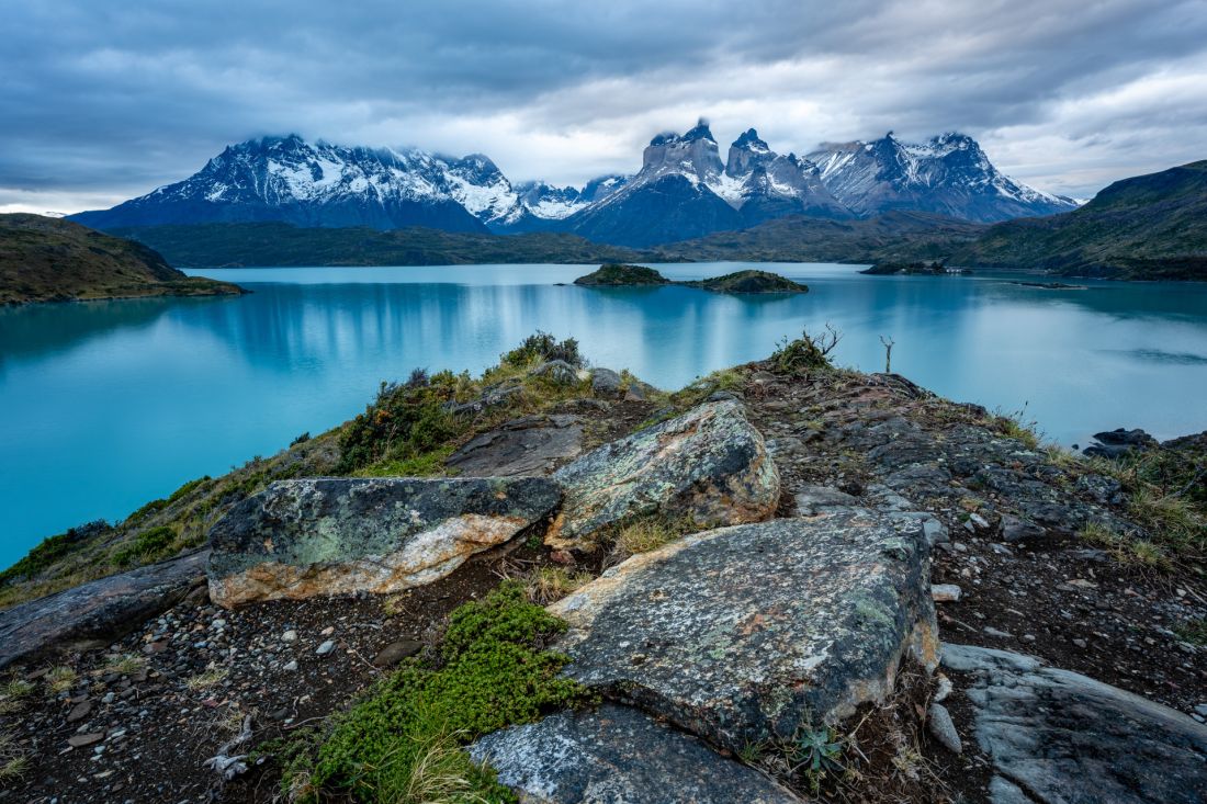 Soumrak nad Lago Pehoé a horami Torres del Paine.